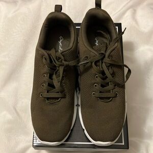 NWT Qupid Makala Khaki Flyknit Sneaker woman’s 9 w/ white bottoms in box